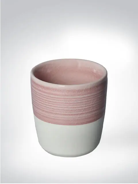 Rustikale Keramiktasse mit rosa und weißem Design, auf neutralem Hintergrund