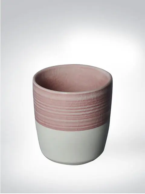 Keramikbecher in rosa und weiß, minimalistisches Design