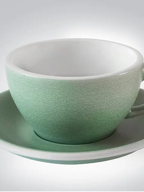 Grüne Kaffeetasse mit passender Untertasse