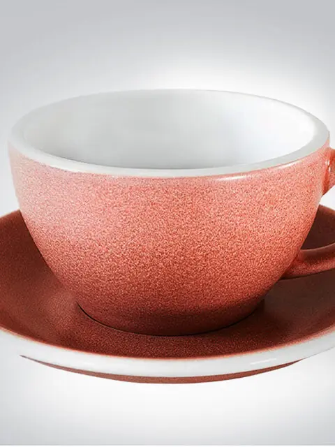 Eine stilvolle rosa Kaffeetasse mit passender Untertasse aus Keramik