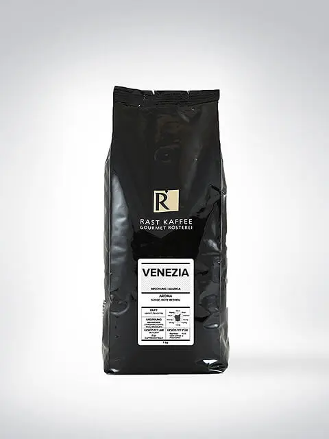 Schwarze Verpackung einer 1000g Packung Rast Kaffee Venezia, ganze Bohne, von einer Gourmet-Rösterei