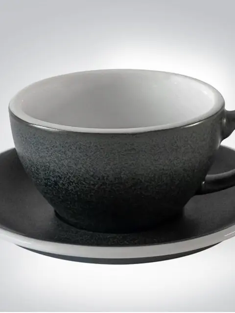 Eine elegante schwarze Kaffeetasse mit passender Untertasse auf grauem Hintergrund