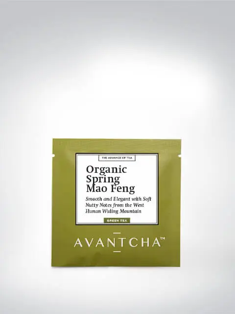 AVANTCHA Bio Spring Mao Feng Grüntee-Beutel vor weißem Hintergrund