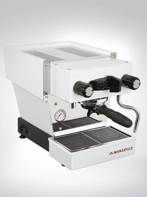 Weiße Espressomaschine von La Marzocco mit zwei Drehknöpfen und Siebträger auf weißem Hintergrund