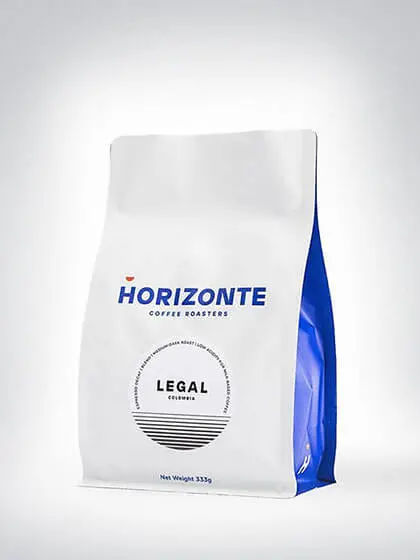 Weiß-blaue Kaffeeverpackung von Horizonte Coffee Roasters mit der Aufschrift 'Legal Colombia' und einem Gewicht von 333g